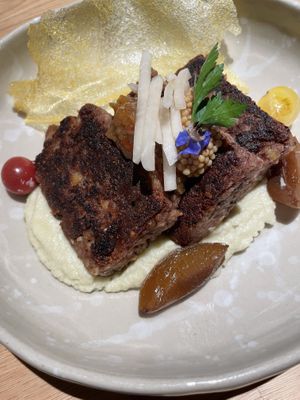 Bratlinge auf Blumenkohlpüree mit geräucherten Pflaumen und Zwiebelchutney  at Hummelbude in Essen