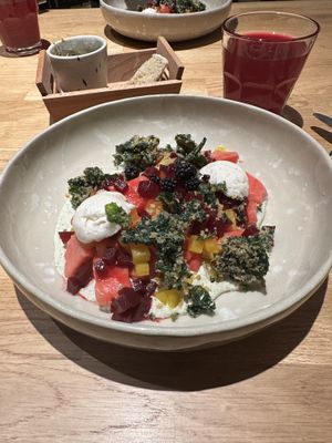 Gnocchi auf Cashew-Creme mit Beete, Wirsingchips und selbst gemachter Veggie-Mozzarella.   at Hummelbude in Essen