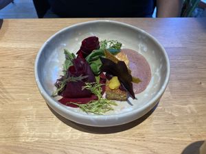 Rauchiger Tempeh, rote Bete  at Hummelbude in Essen