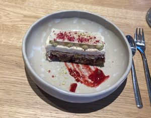 Pistazien-Himbeer-weiße Schokolade-Nachtisch (und Pistaziendrink)  at Hummelbude in Essen