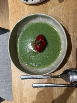 Portulaksuppe mit rote Beete Eis  at Hummelbude in Essen
