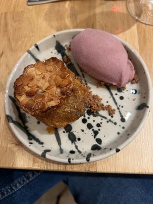 Bratapfel mit Möhrenmarzipan und Florentiner an Glühweineis  at Hummelbude in Essen