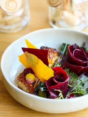 Hausgemachter Tempeh mit Beete und Wildkräutern at Hummelbude in Essen