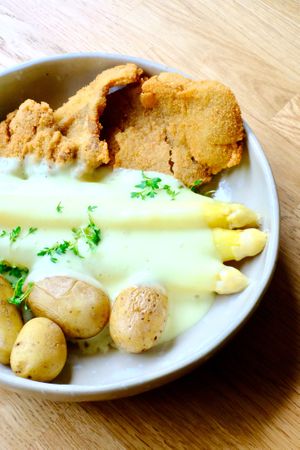 Spargel, Schnitzel, Hollandaise at Hummelbude in Essen