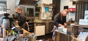 Inhaberin Nicole und Stellvertreter Jonas at Hummelbude in Essen