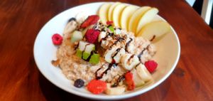 Porridge mit Hafer, Soja oder Kuhmilch, Obst und Nüssen - jeden Samstag & Sonntag at Hummelbude in Essen