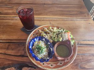 Tacos with rice on the side, green salsa and hibiscus drink at Plantivoros in Playa Del Carmen