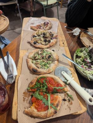 Vegan pizzas (without cheese) at La Finestra in Valencia