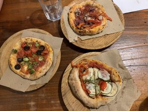 Pizzas veganas random exquisitas! at La Finestra in Valencia