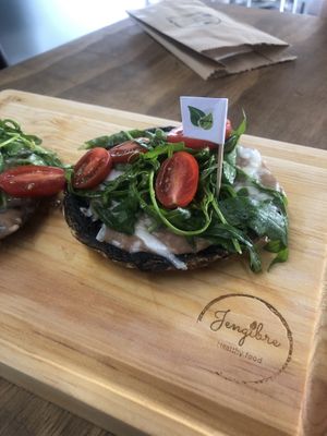 Molletes de portobello at Jengibre Healthy Food in Metepec