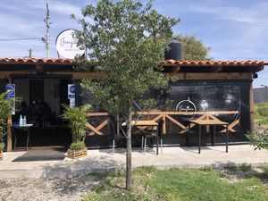 Hay mesas al aire libre también  at Jengibre Healthy Food in Metepec
