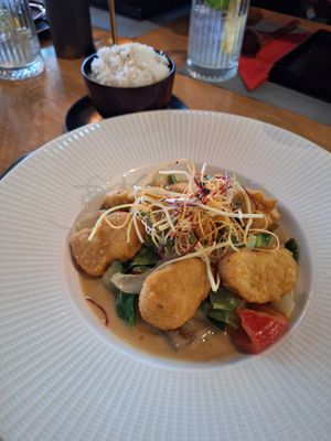 Saisonales Gemüse in einer Misosoße , dazu veganes Chickn in Panade und Jasminreis 💚 at Soki Garden in Karlsruhe