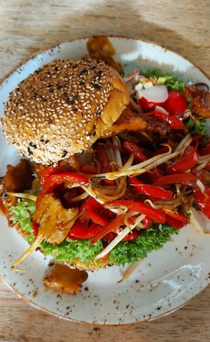 Broichebroodje pikante vegan kip at 't Boshuys in Best