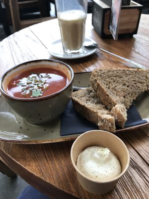 Tomato soup without cream, white bread and white croutons (not vegan). Brown bread and vegan garlic butter instead  at 't Boshuys in Best