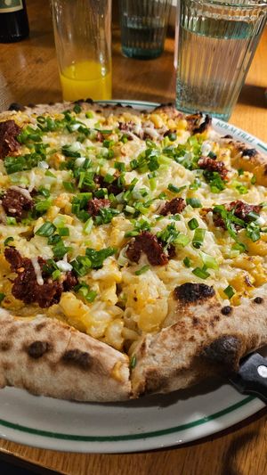 Vegan mac n cheese 'nduje pizza at Kolm Tilli in Tartu