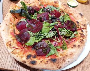 Pizza "Rote Beete" (beet root) at Davis Pizza & Wine in Fulda