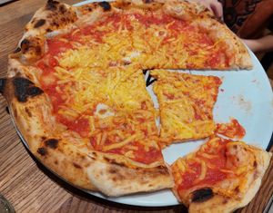 Pizza "Vegan Margherita" at Davis Pizza & Wine in Fulda