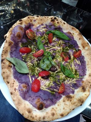 Pizza Vegan Violeta at Davis Pizza & Wine in Fulda