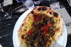 Pizza Vegan Bianca at Davis Pizza & Wine in Fulda