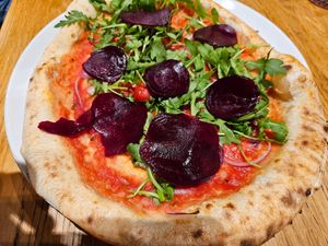 'Pizza Vegan Rosso' with red onions, beet root, rocket salad, cherry tomatoes (15€) at Davis Pizza & Wine in Fulda