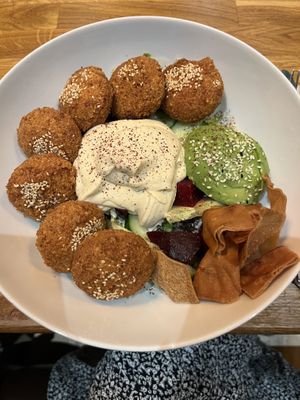 Vegane Avocado Falafel Bowl  at Best Maza in Leipzig