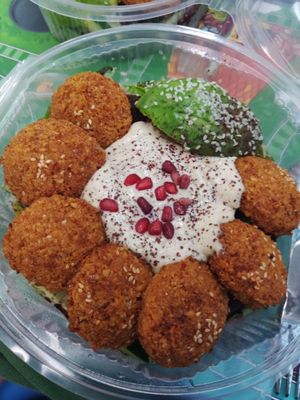 Avocado Falafel Teller mit Hummus at Best Maza in Leipzig