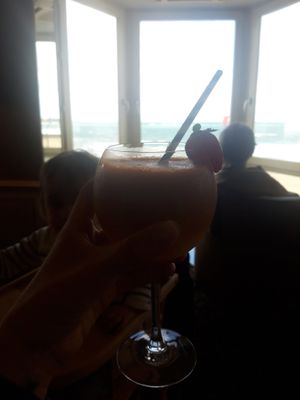 Le cocktail sans alcool "Green Flower" (Jus de carotte frais, orange pressée, kiwi, gingembre) at Bar La Passerelle in Saint-malo