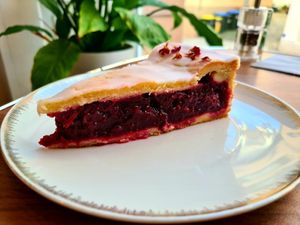 Vegan cherry 🍒 cake 🍰 at Fräulein Margot in Esslingen