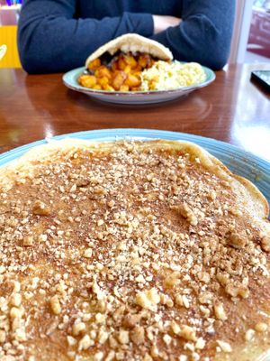 Apfelpfannkuchen mit Nüssen, Zimt und Ahornsirup  at Katy & Ana in Solingen