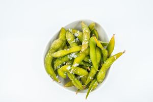 Edamame o edamame picante con cacahuetes.  at Wabi Sabi Hawaiian Taste in Marbella