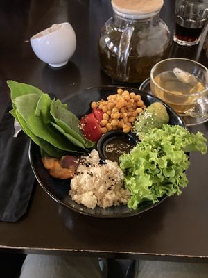 Bowl mit Avocado   at Lighthouse in Karakol