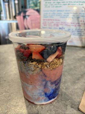 Súper recomendado el Modal Behavior bowl 🥣 lo van a amar y a mi también después de probarlo! Yo lo pido con todos los toppings y con leche de almendras ☘️ ¡vegan!   at Bliss in Red Hook
