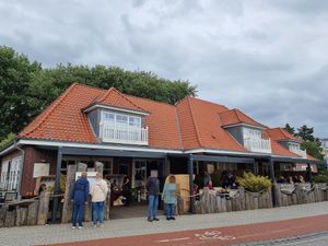 Front and outdoor seating at Die Insel in Sankt Peter-ording