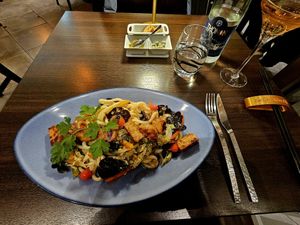 Stir-fried Udon-Nudeln mit Paprika und schwarzen Pilzen, abgelöscht mit Teriyaki-Sauce at La Cafetière Fêlée in Antibes