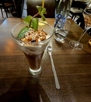 Chocolate Liégeois mit Whiskey-Mousse, Kaffee-Topping und karamellisierten Haselnussstücken at La Cafetière Fêlée in Antibes