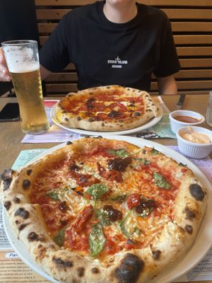 Spinach, caramelised onion, sun blushed tomatoes and olive oil (mozzarella and goats cheese swapped out for vegan cheese at a cost of £1.50) at Mozza in St Andrews