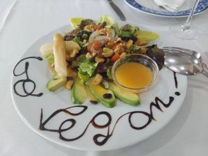 Ensalada con mango, aguacate, manzana pochada, frutos secos y aliño de mermelada de melocotón at Casa Lucia in Miono