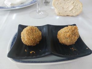 Croquetas de champiñones y espinacas at Casa Lucia in Miono