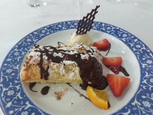 Hojaldre relleno de crema pastelera de avena con chocolate negro at Casa Lucia in Miono