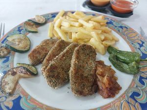 Seitán al ajo y perejil con patatas y pimientos verdes at Casa Lucia in Miono