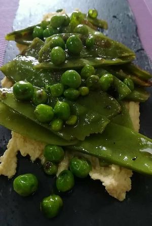 Hoummous with Peas and snow peas at Garum Bistro in Santiago De Compostela