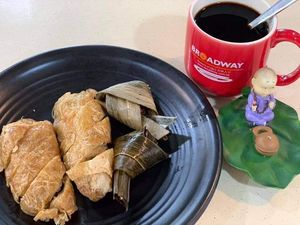 Traditional chicken thigh and pandan chicken. Photo by Mr Henry Lau aka Mr Purple at Chee Wei 啟維素食 - Potong Pasir  in Central Singapore