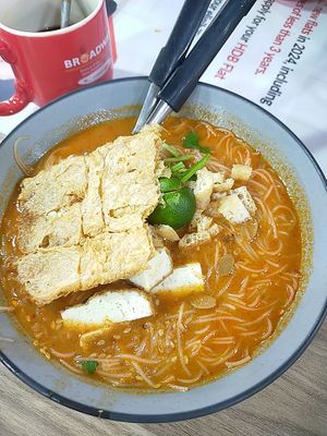 Mee Siam (not as hot as it looks) at Chee Wei 啟維素食 - Potong Pasir  in Central Singapore