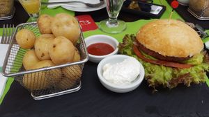 Veganer Burger mit Kartoffeln at La Placeta in La Palma