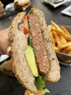 Hamburguesa vegana con lechuga, tomate, cebolla y aguacate.  at La Placeta in La Palma