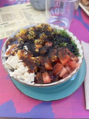 Poké bowl with tofu, mango, pineapple, algae, rice, tomato .  at La Marmota in La Palma