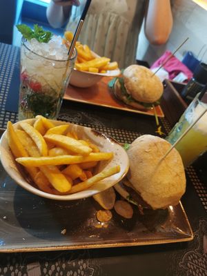 Panflöte Burged mit Pommes und dem Baby Colada Cocktail at Peter Pane in Stuttgart