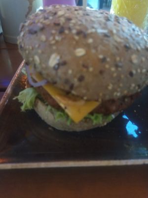Chef is vegan burger at Peter Pane in Stuttgart
