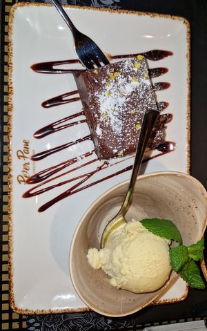 schokoladenkuchen mit Vanilleeis at Peter Pane in Stuttgart