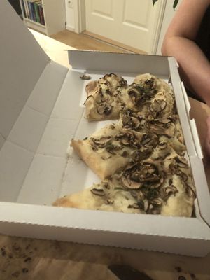 Onion pinsa at Tolstoy in Vienna